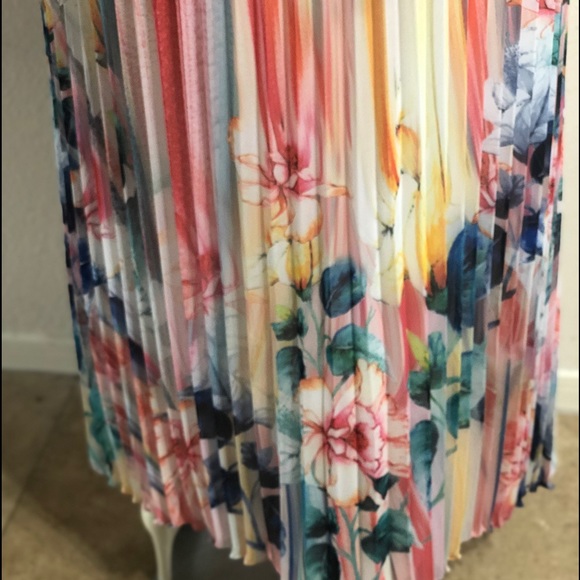 FLOWERED PLEATED SKIRT SUIT - Picture 8 of 8